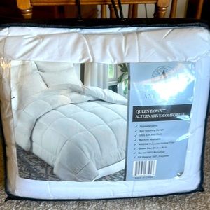 Brand New! Antonello Melano Qeen Down Alternative Comforter